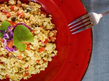 Las recetas de huevos revueltos y tostadas con paté veganos