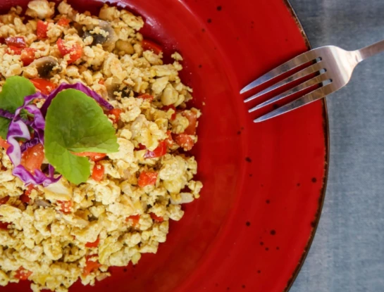 Las recetas de huevos revueltos y tostadas con paté veganos