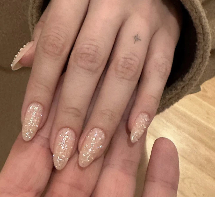 Selena Gomez's nails at the 2023 Golden Globes. Photo: Instagram.