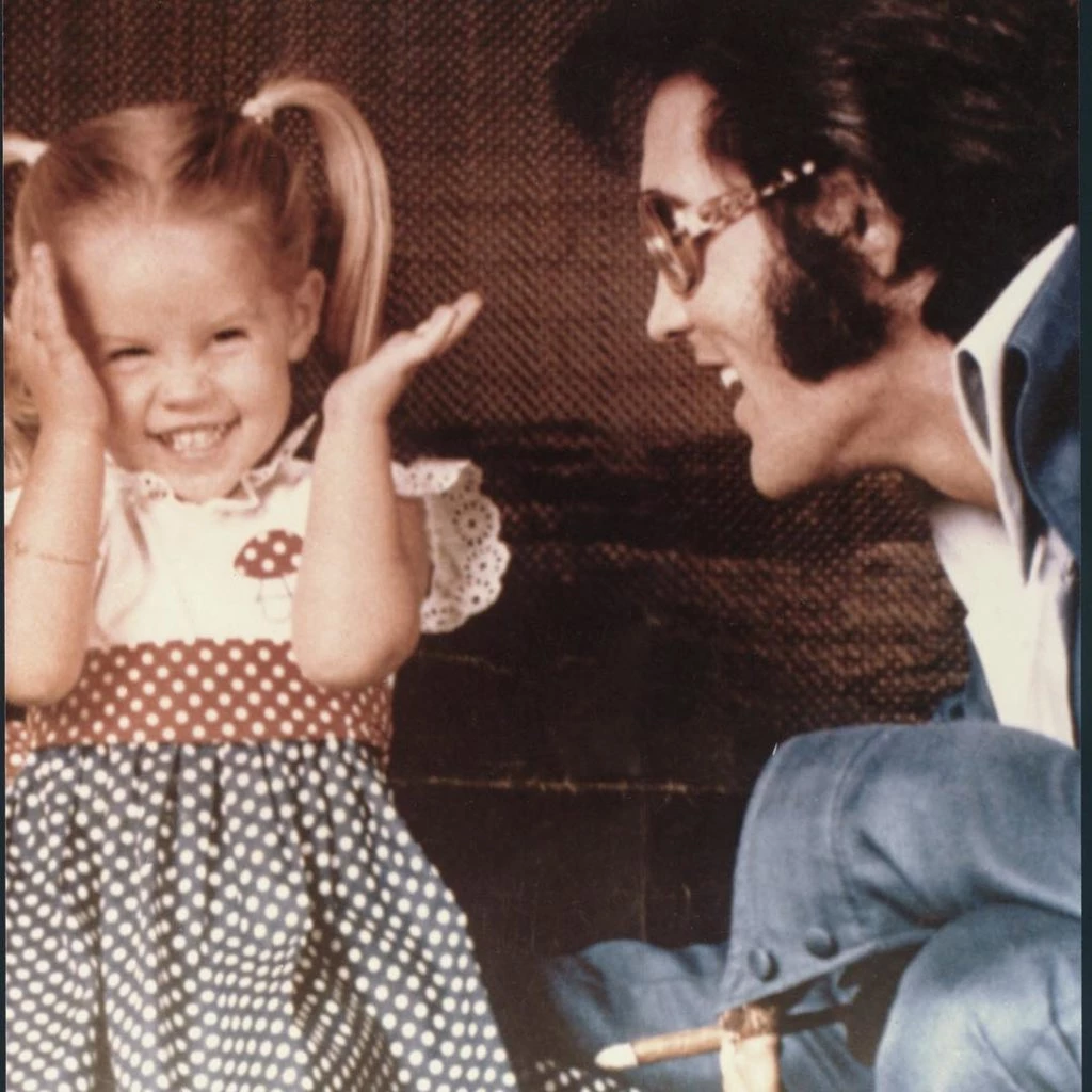 Lisa Marie Presley junto a su padre, Elvis Presley