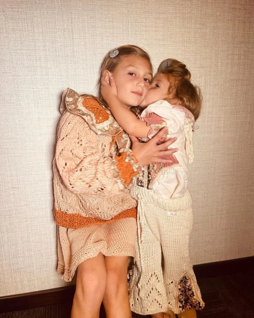 Los looks artesanales de las hijas de Mery del Cerro