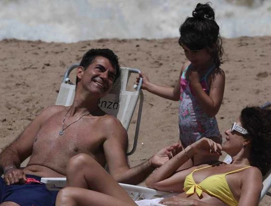 A los besos y en familia, las fotos de Isabel Macedo y Juan Manuel Urtubey en las playas de Punta del Este
