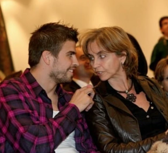 Gerard Piqué con Monserrat Bernabeu