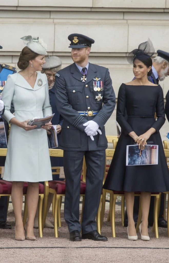 Meghan Markle y Kate Middleton junto al príncipe Harry. Foto: Pinterest.