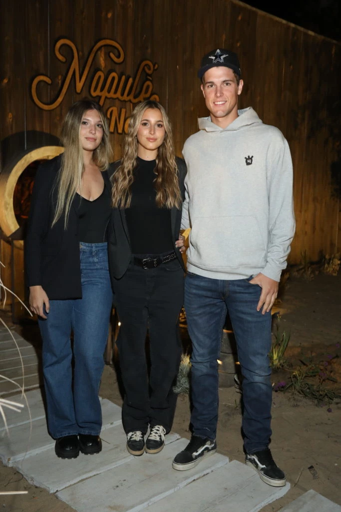 Mia Cambiaso junto a su novio Juan Martin Zubia y su amiga Delfina en la apertura de Napulé Notte