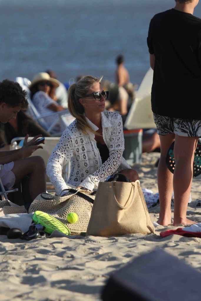 Milagros Brito disfrutando de una tarde de playa en Punta del Este con sus hijos y su pareja
