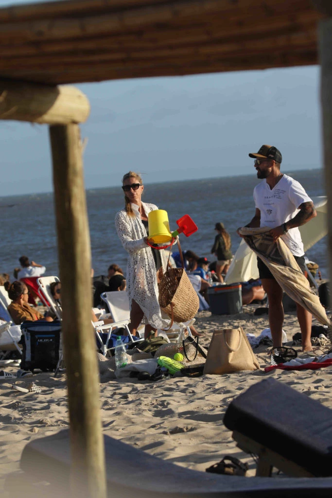 Milagros Brito y su pareja Agustín Garavaglia en las playas de Punta del Este