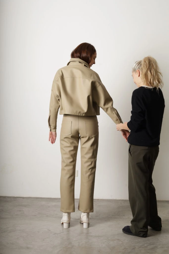 Milagros Pereda ultimando detalles antes de la foto.