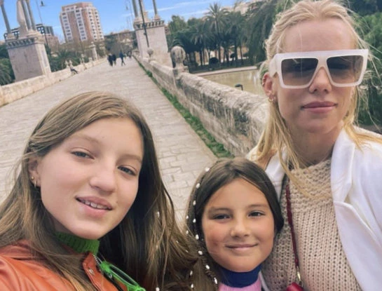 Las fotos del viaje de Nicole Neumann a España con sus hijas Allegra y Sienna Cubero