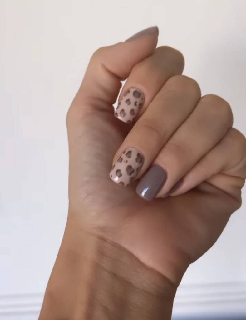 Nicole Neumann apostó por un nail art animal print