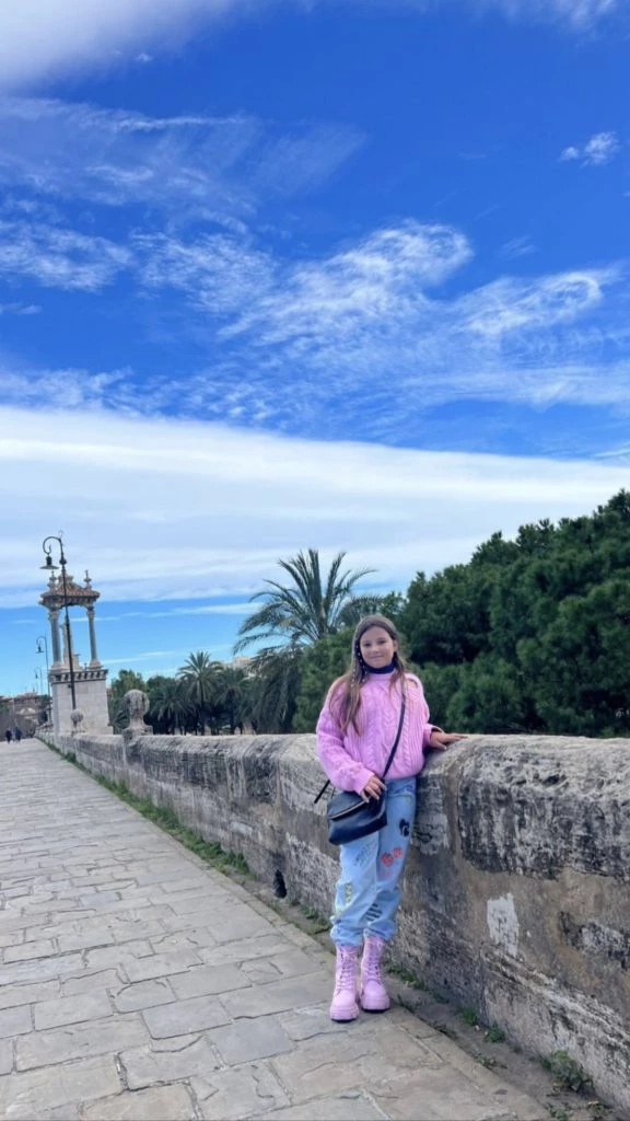 Nicole Neumann y su hija Sienna lucieron prendas barbiecore en Valencia