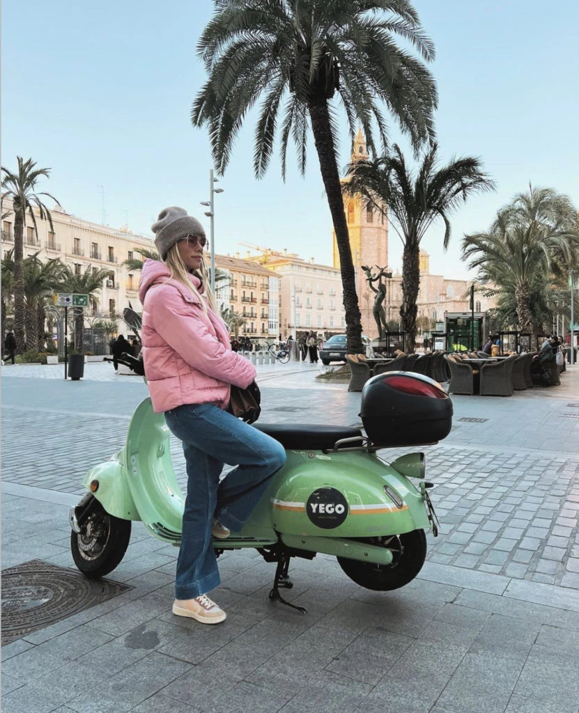 Nicole Neumann y su hija Sienna lucieron prendas barbiecore en Valencia. Foto: Instagram.