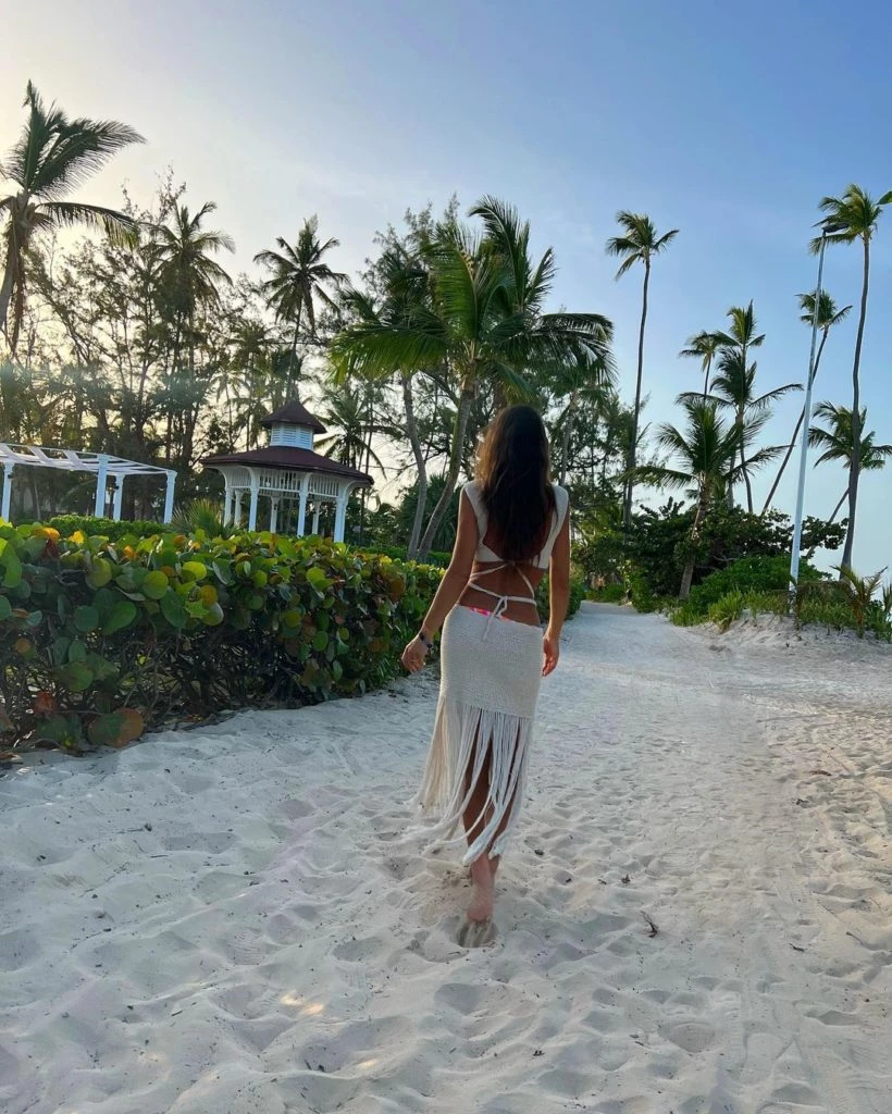 Pampita lució un look tejido color beige que es perfecto para usar en la playa