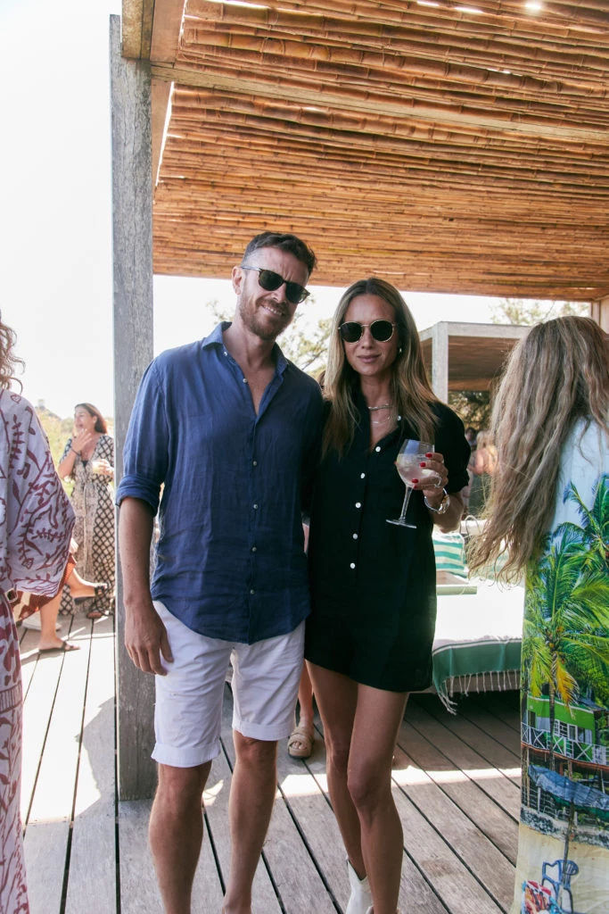 Pedro Saravia y Sabine Mulliez en el almuerzo de Piccolo Banfi en Punta del Este