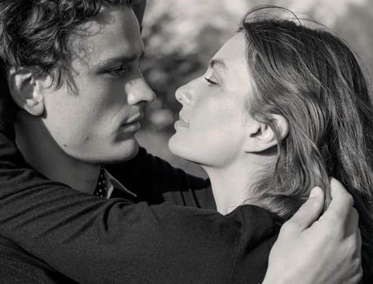 Ralph Lauren celebra la moda sostenible y el amor con una pareja de modelos casados en la vida real