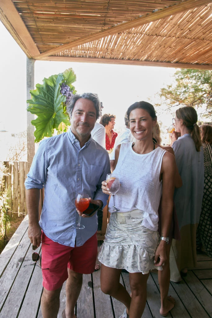 Rodrigo Diz y Julia Tonconogy en el almuerzo de Piccolo Banfi en Punta del Este