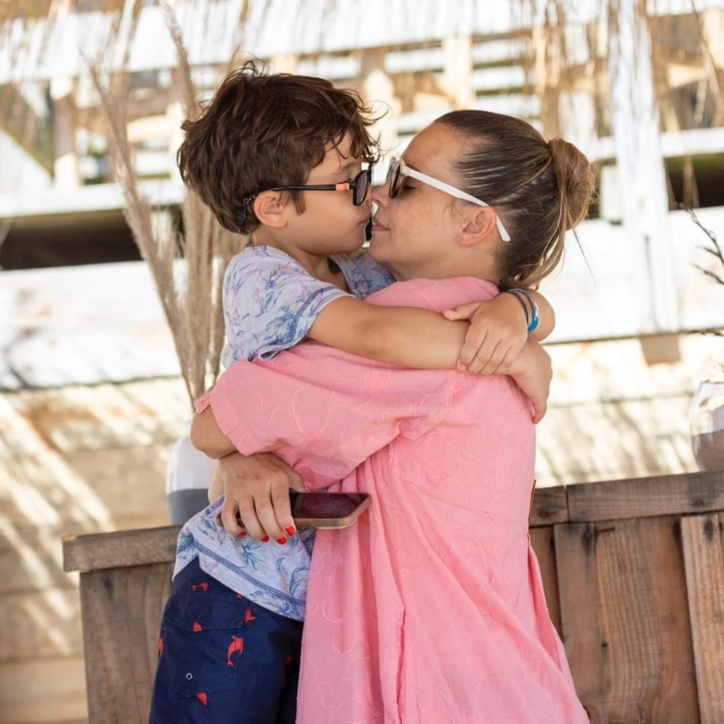 Sabrina Garciarena y su hijo León en Punta del Este