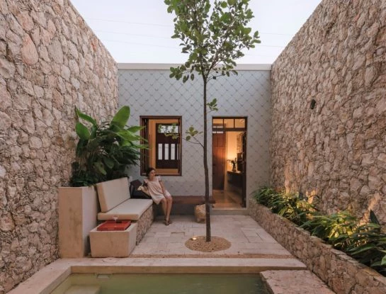 Simple y funcional: así se diseñó y decoró una casa súper angosta de 4 m2 de ancho