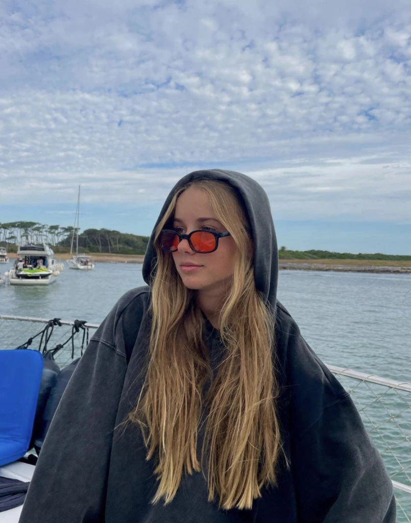 Taína Gravier y su look noventoso