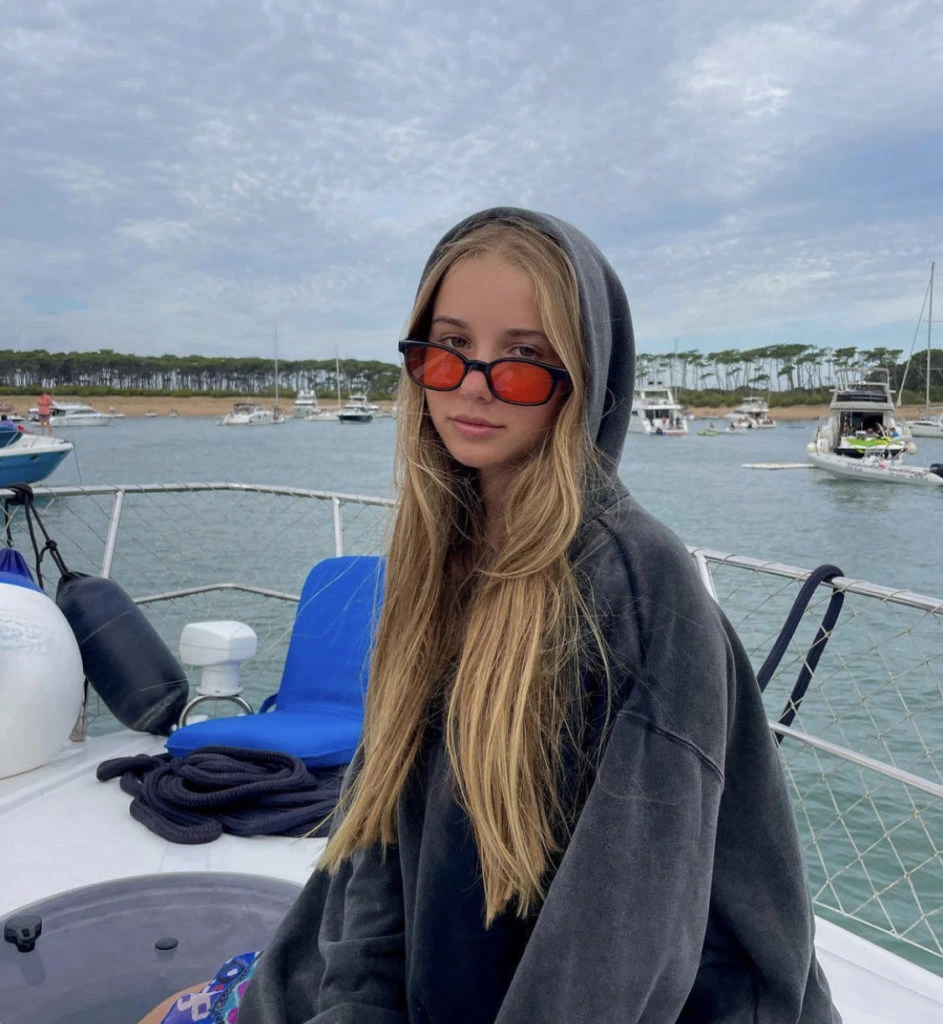 Taína Gravier y su look noventoso