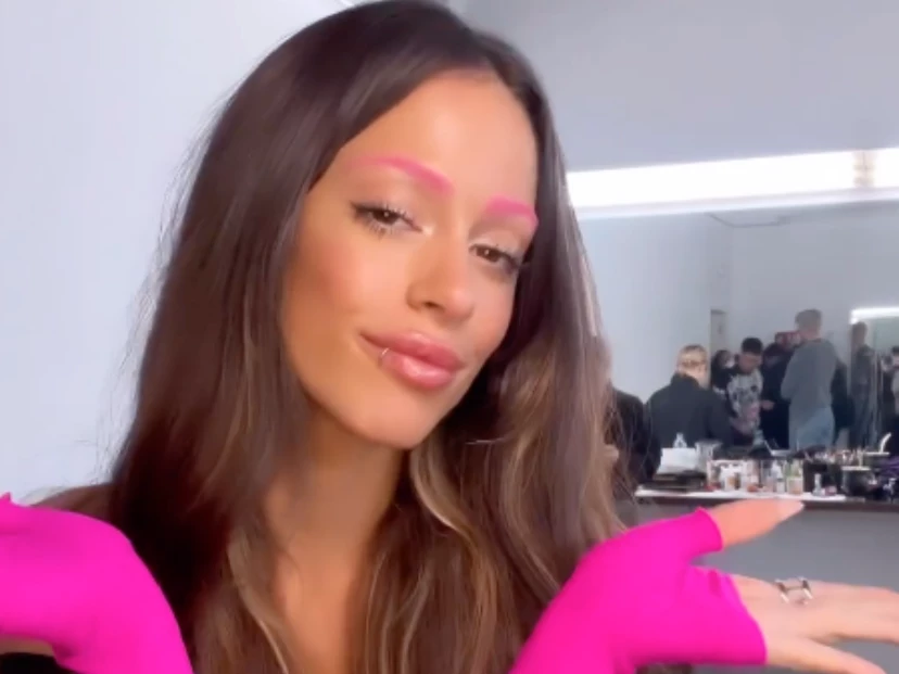 Tini Stoessel con las cejas fucsia