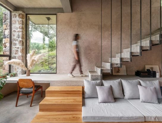 Una casa de campo rústica y construida con materiales naturales