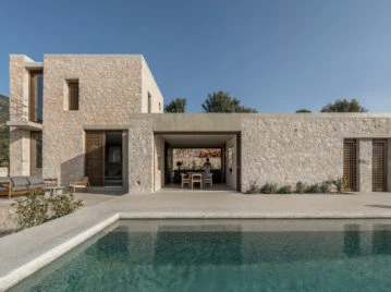 Una casa de verano que incorpora materiales naturales y enamora con sus vistas