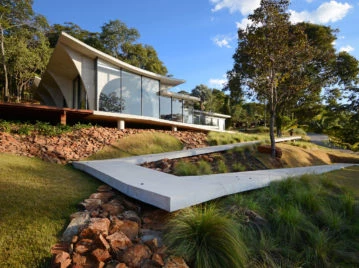 Una casa moderna y con espíritu oriental que se integra con el paisaje que la rodea
