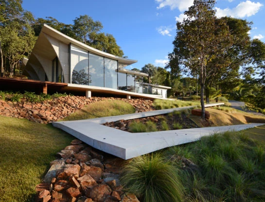 Una casa moderna y con espíritu oriental que se integra con el paisaje que la rodea