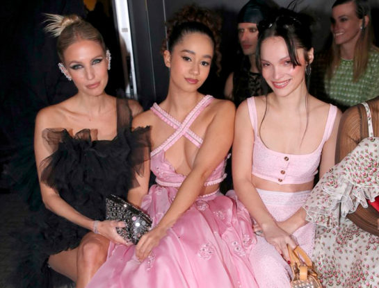 Vidriera: mucho glam y el rosa como el tono favorito de la noche, así fueron los looks de invitadas al desfile de Giambattista Valli en París