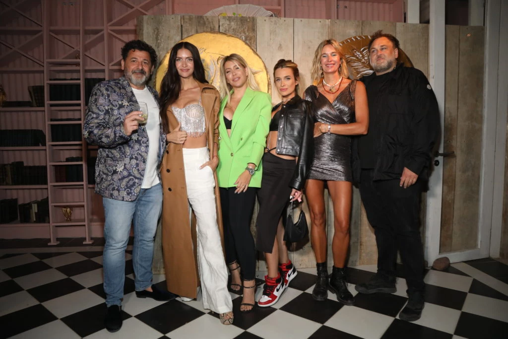 Vitto Moya, Zaira Nara, Wanda Nara, Camila Homs, Dolores Barreiro y Matías Perea en la apertura de Napulé Notte