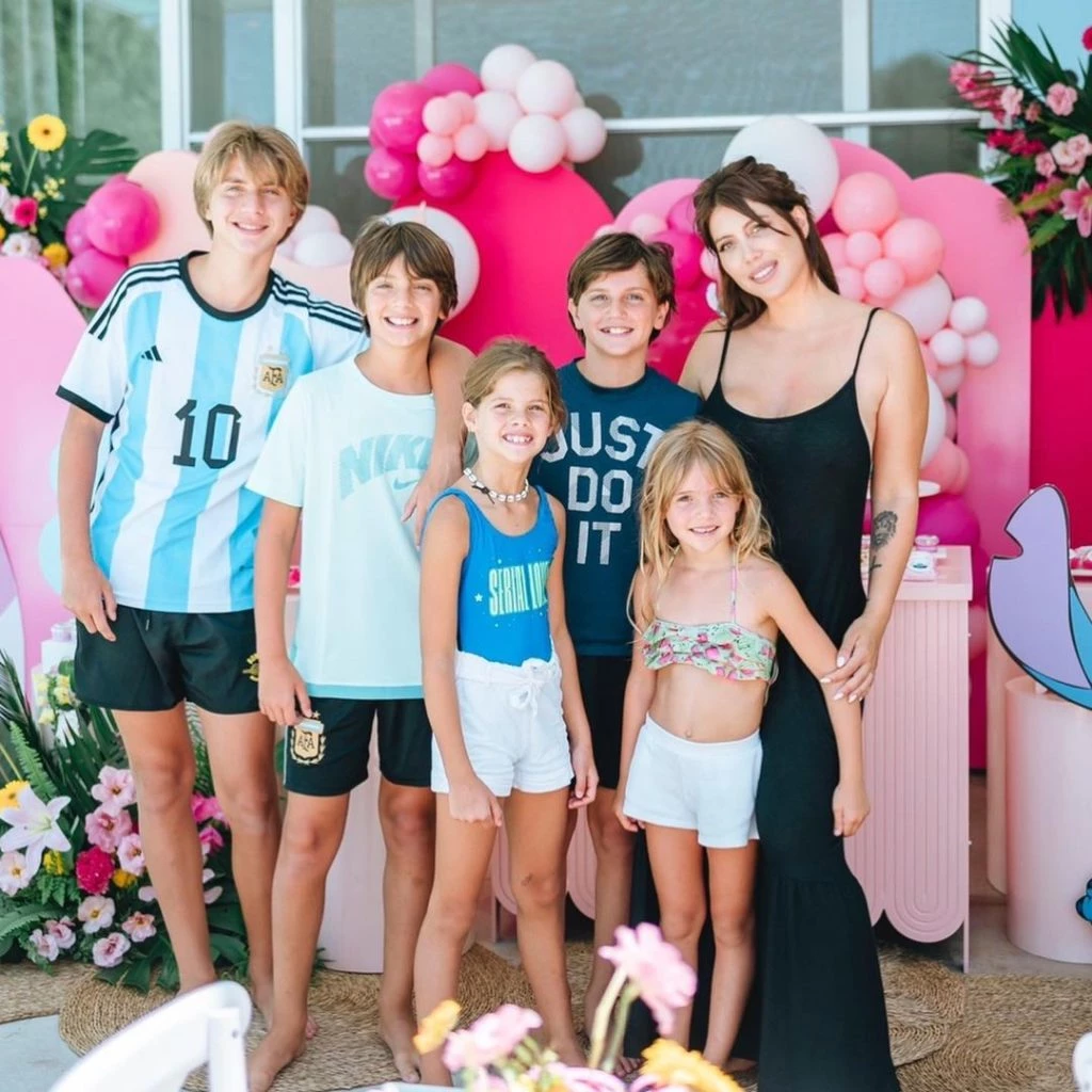 Wanda Nara junto a sus hijos en el cumpleaños de Francesca