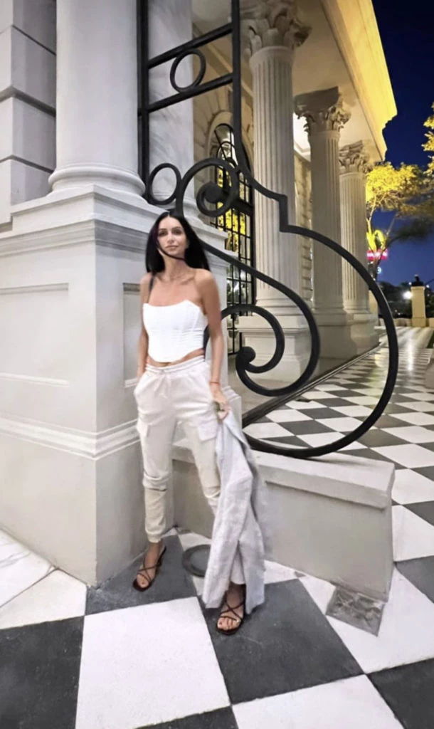 Zaira Nara fue al teatro con su hermana y lució una prenda noventosa. Foto: Instagram.