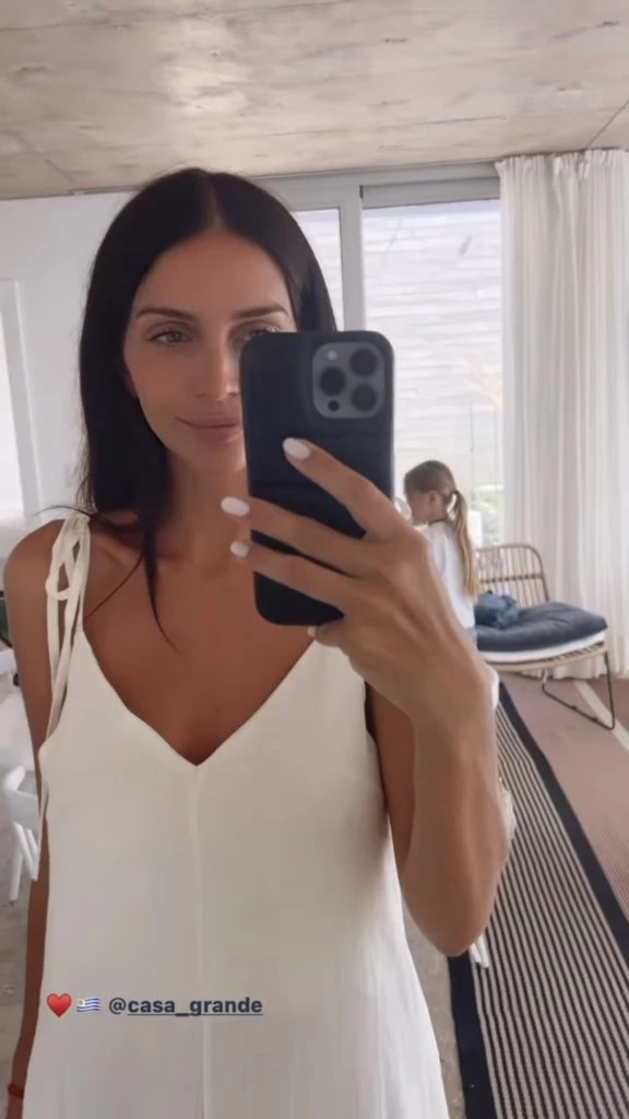 Zaira Nara look total white