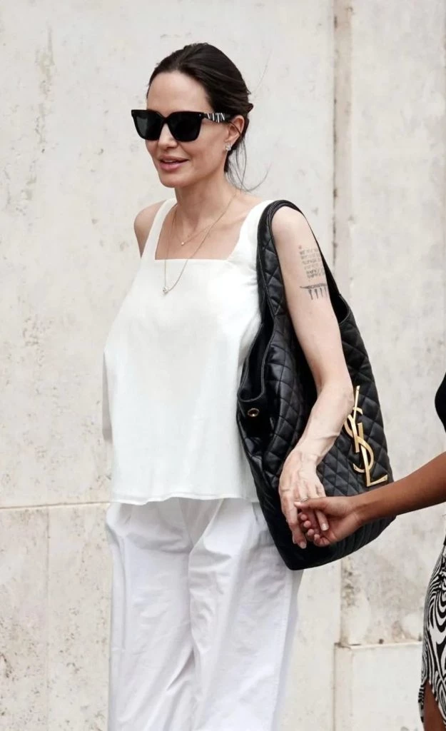 angelina jolie y su tote de YSL