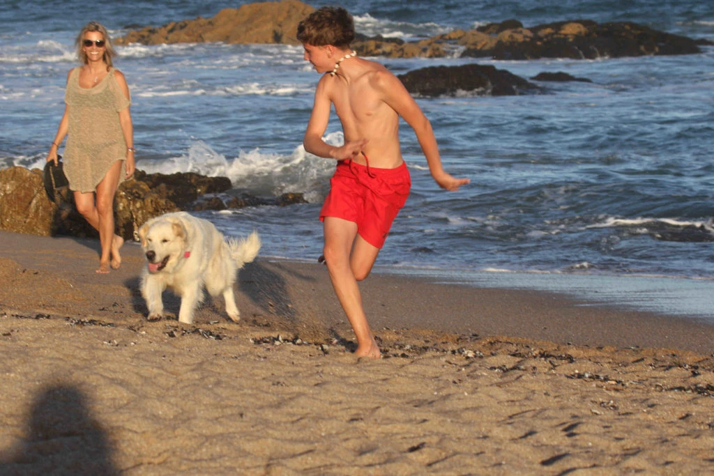 Carolina Giménez Aubert con sus hijos en Punta del Este. (RS FOTOS)