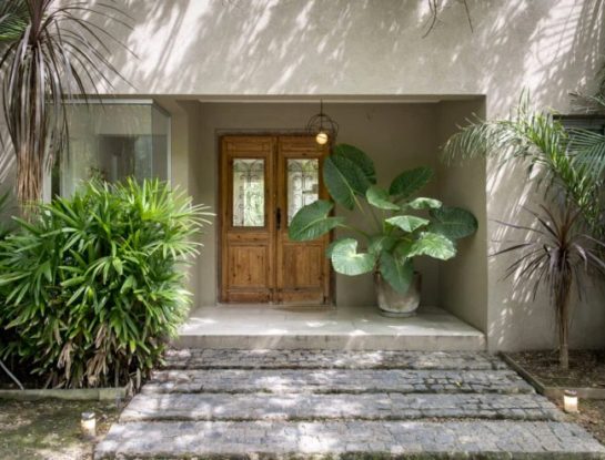 Puertas, pórticos y vestíbulos: en 2023 la entrada de tu casa es la protagonista