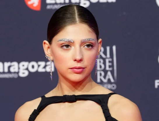 Cejas glitter, la jugada tendencia beauty que se impone en la red carpet