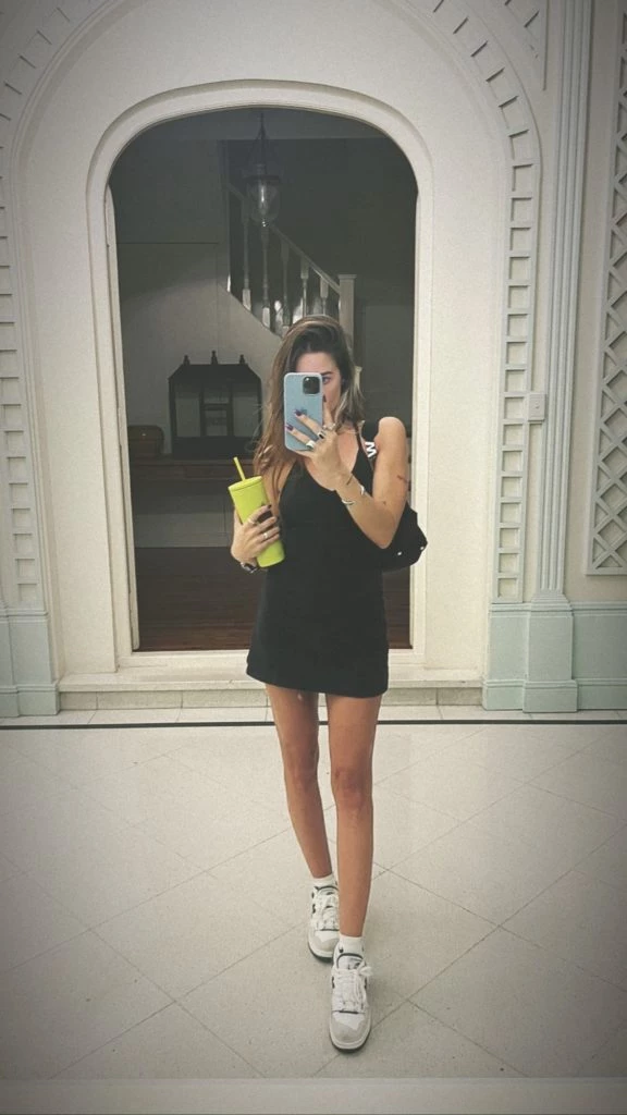 El look total black de Lucía Celasco. Foto: Instagram.