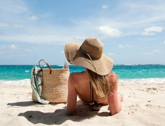 Los 4 imprescindibles que no te pueden faltar en tu bolso playero