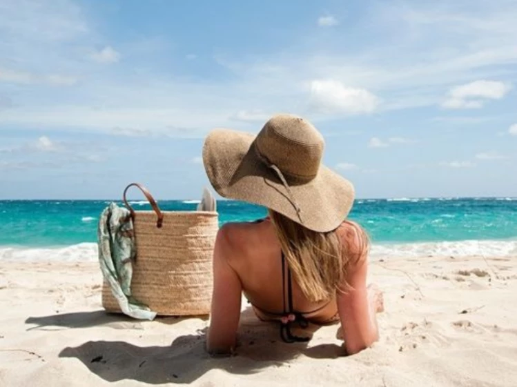 Los 4 imprescindibles que no te pueden faltar en tu bolso playero