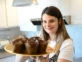 la pastelera Agustina Vives prepara muffins de chocolate con relleno de dulce de leche