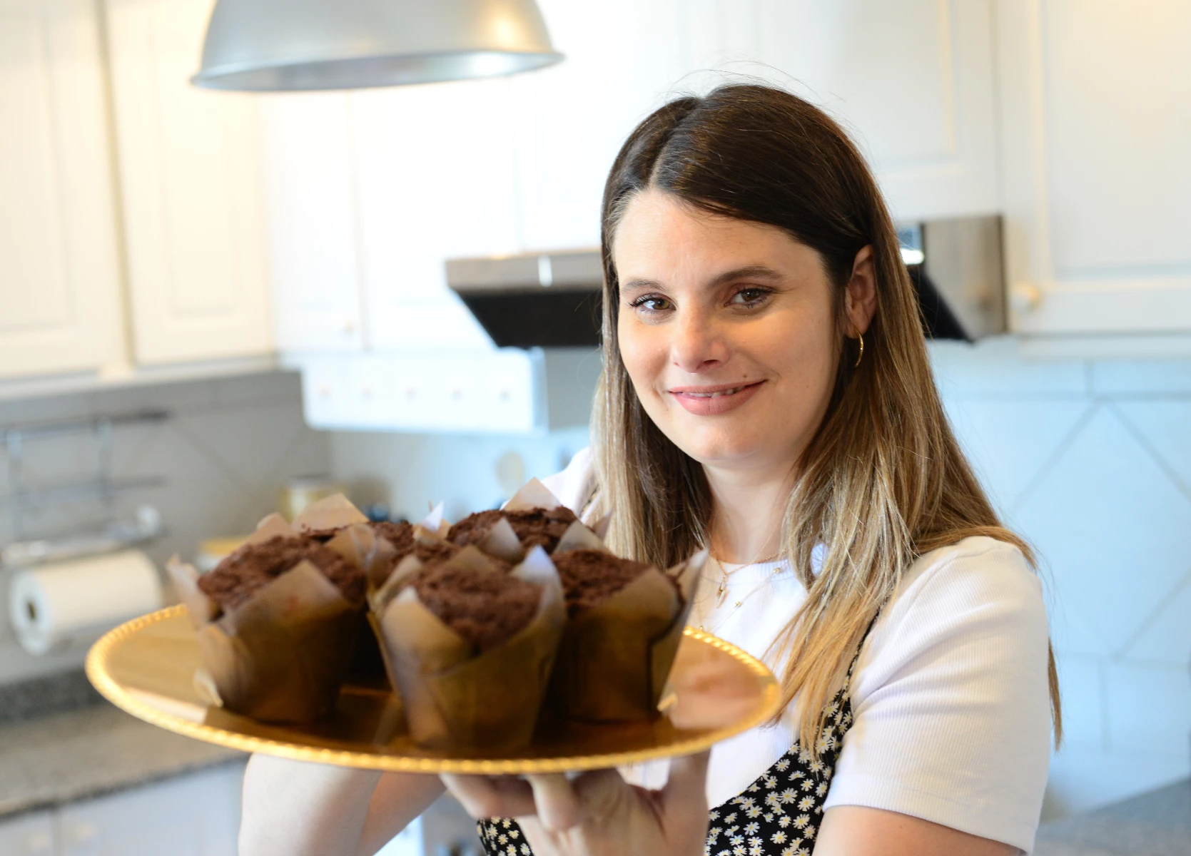 la pastelera Agustina Vives prepara muffins de chocolate con relleno de dulce de leche