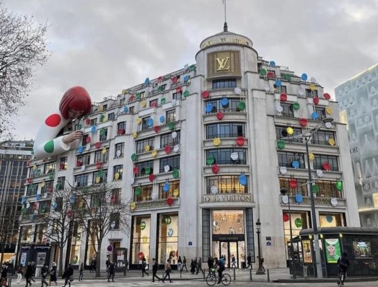 Un robot de Yayoi Kusama "pinta" la fachada de Louis Vuitton en Nueva York