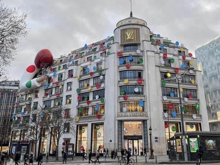 Un robot de la artista Yayoi Kusama pinta la fachada de Louis Vuitton en  Paris – Revista Para Ti