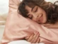 beneficios de dormir con una funda de satén o seda