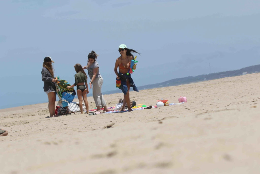 Zaira Nara y sus hijos en Punta del Este. Foto: RSFOTOS.