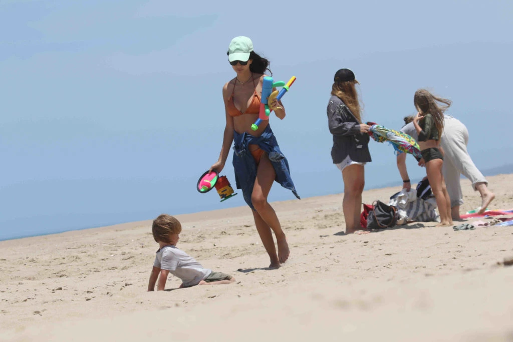 Zaira Nara y sus hijos en Punta del Este. Foto: RSFOTOS.