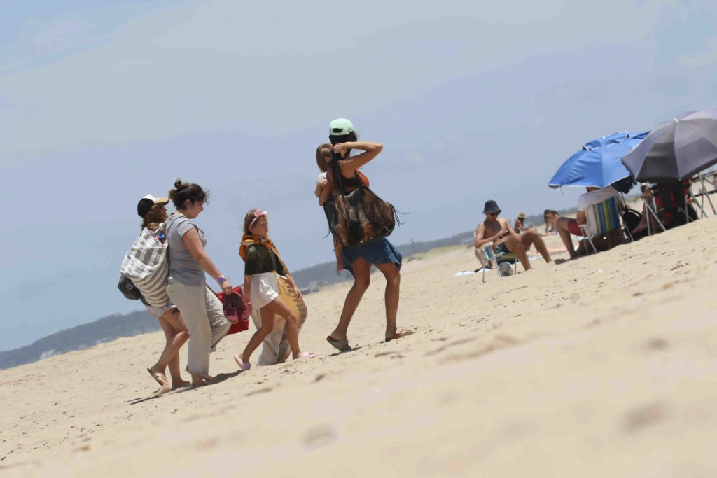 Zaira Nara y sus hijos en Punta del Este. Foto: RSFOTOS.