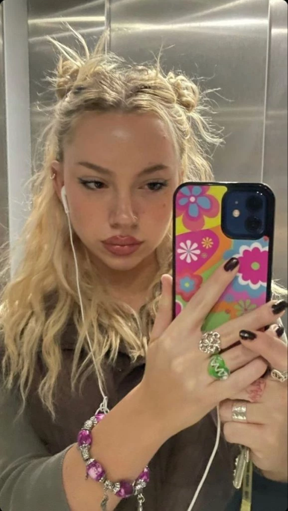 el peinado Y2K que llevó ambar de benedictis